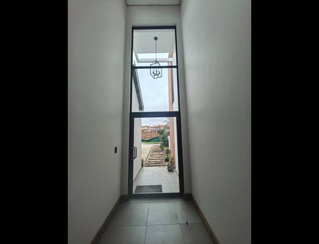 5 BEDROOM HOUSE FOR SALE IN BLUE VALLEY GOLF ESTATE